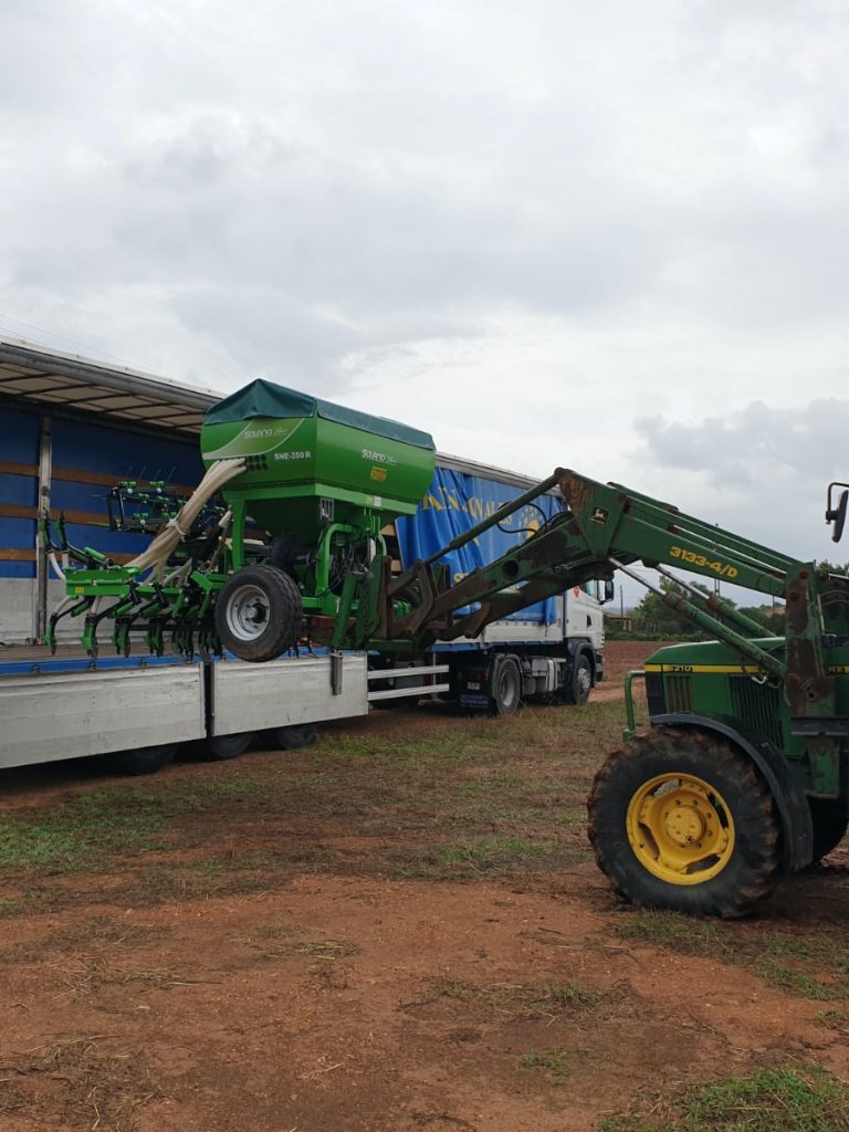 Transportes de maquinaria en camiones de TransDomínguez - Maquinaria agrícola cargada en camión de transportes TransDomínguez