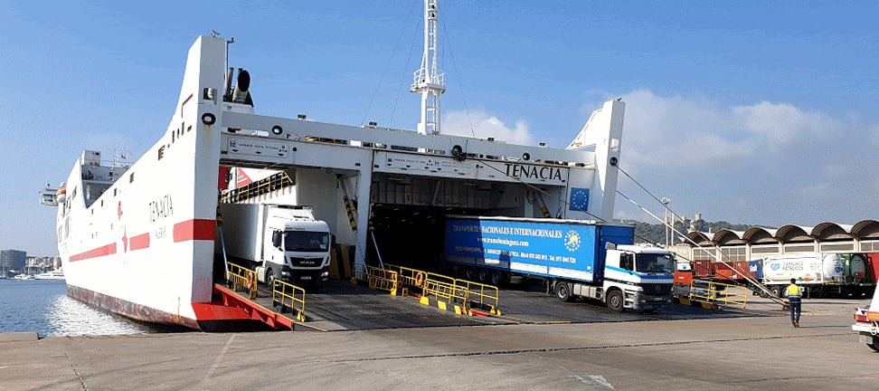 Transportes de gran volumen -Transdominguez - Transporte marítimo. Camiones de transporte TransDomínguez bajando del barco. 